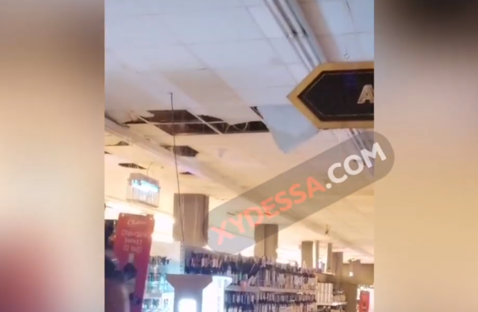 В одесском супермаркете случился потоп: с потолка хлынула вода (видео)