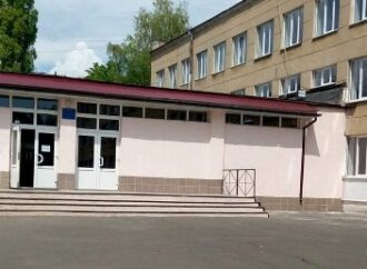В школе под Одессой продавали в коридоре колбасу (видео)
