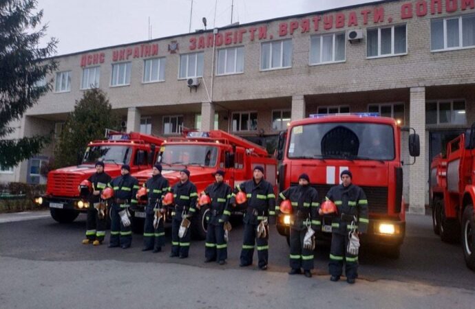 “Пожарные не умирают, а идут на небо по повышенному рангу вызова”: спасатели почтили память погибших в Одессе