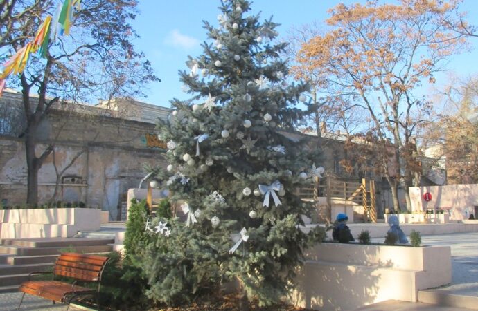 Летний театр одесского Горсада украсили «правильной» елкой (фото)