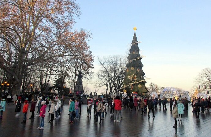 «Зажигаем!»: в Одессе загорелись городские елки и дали старт зимним праздникам
