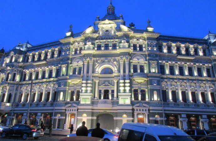 Укрепленный, с обновленным фасадом и подсвеченный: как в Одессе дом Руссова «открывали» (фото)