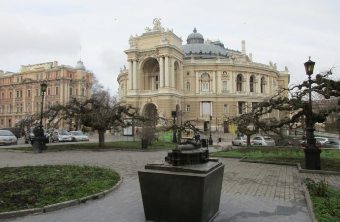 Смотрим пальцами: в Одессе у Оперного театра и Воронцовского дворца появились миниатюрные близнецы