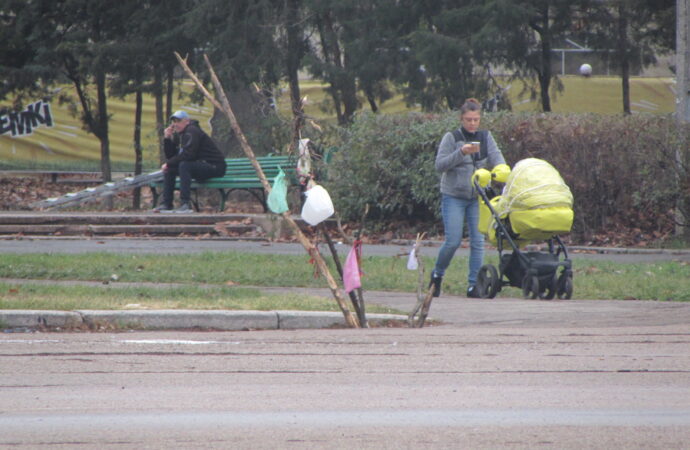 Будьте осторожны: на Куликовом поле в Одессе поснимали крышки с люков (фото)