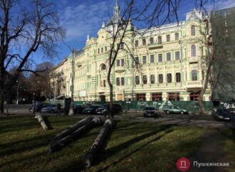 У Дома Руссова в Одессе снесли портившие вид электроопоры (фото)