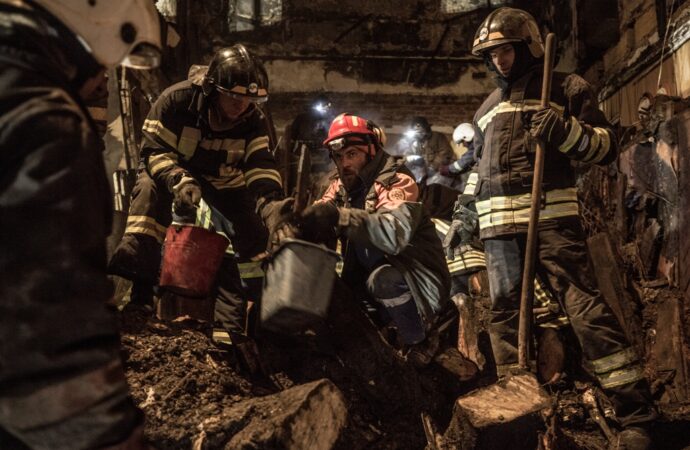Як рятувальники розбирають залишки згорілого Одеського коледжу економіки (фото)