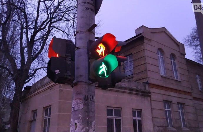 В центре Одессы светофор подвергает опасности участников дорожного движения (фото)