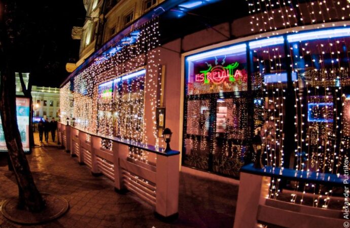 В Одессе постановили снести захватившую тротуар площадку ресторана