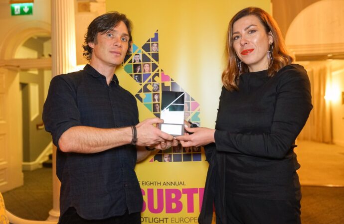 Генпродюсер Одесского кинофестиваля Юлия Синкевич получила награду из рук Киллиана Мерфи