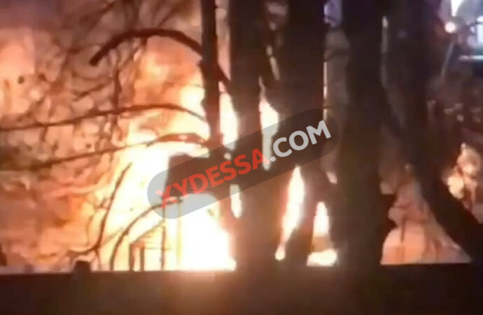 В Одессе пылали два авто: свидетели сообщают о поджоге (видео)