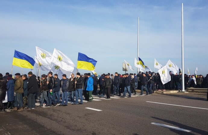 Аграрии продолжают протестовать против продажи земли и перекрыли трассу Одессу-Киев