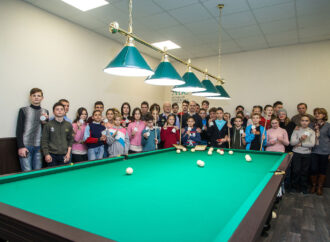 Впервые в Украине: в одесской школе появился зал для игры на бильярде