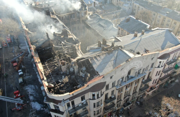 Перекриттів між поверхами немає: як виглядає згоріла будівля на Троїцькій (фото)