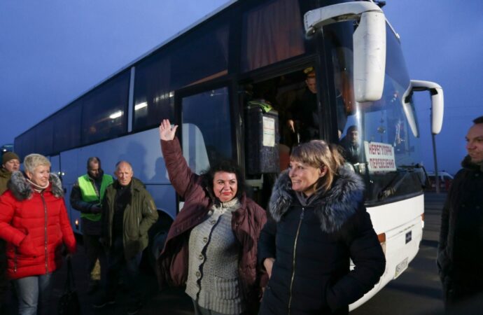 В ЛДНР передали Украине 76 пленных украинцев: они уже дома (фото)