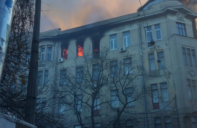 Одесскому пожарному и преподавательнице присвоили звание Героев Украины за спасение людей при пожаре в колледже