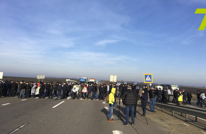 Трассу Одесса-Киев перекрыли: фермеры протестуют против земельной реформы
