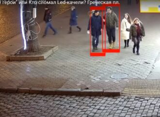 “Это не мы”: камеры засняли, как молодежь в Одессе сломала качели и убежала (видео)