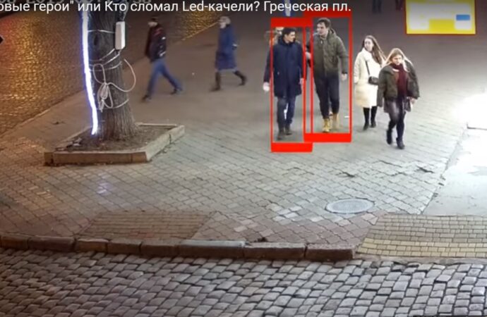 “Это не мы”: камеры засняли, как молодежь в Одессе сломала качели и убежала (видео)
