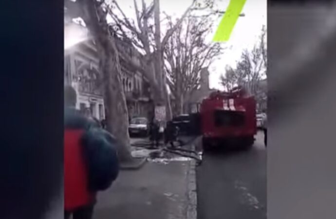 В центре Одессы засняли, как спасатели тушили пожар с дырявыми шлангами (видео)