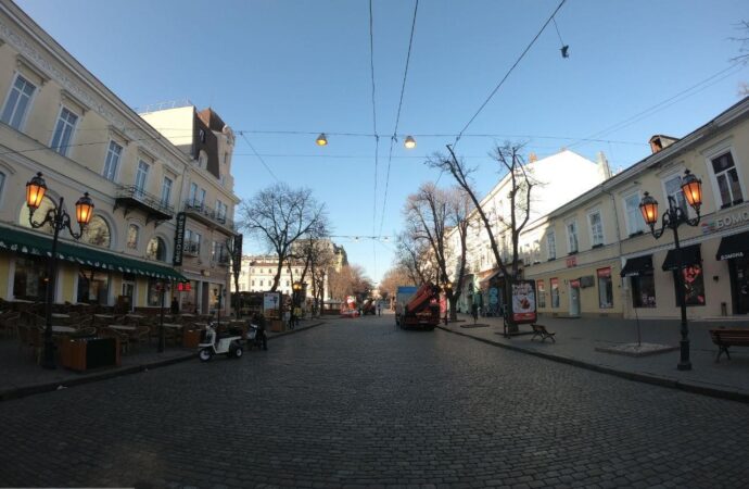 Почему в Одессе среди бела дня горели фонари?