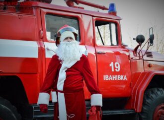 В поселке под Одессой Дед Мороз разъезжал на пожарной машине (фото)