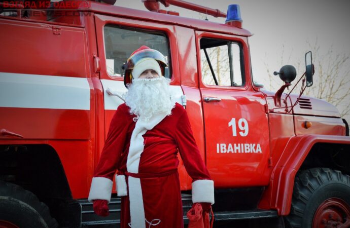 В поселке под Одессой Дед Мороз разъезжал на пожарной машине (фото)