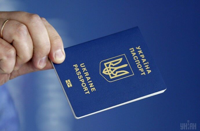 Рейтинг України впав на дві позиції у індексі паспортів