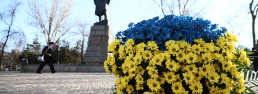 Сотні троянд та жовто-сині вінки: як в Одесі відзначили День Соборності України (фото)