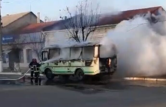 В Одесской области на ходу вспыхнул автобус с нацгвардейцами (видео)
