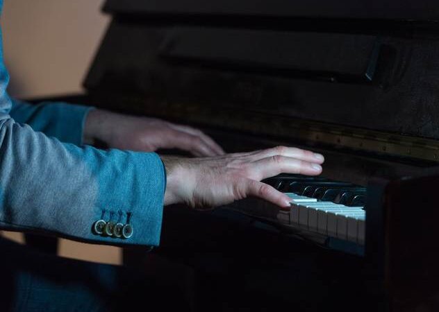 Посреди проезжей части в Одессе музыкант играл на пианино (видео)