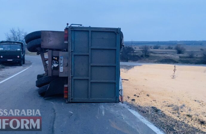 На трассе под Одессой перевернулась фура, груженная зерном (фото, видео)