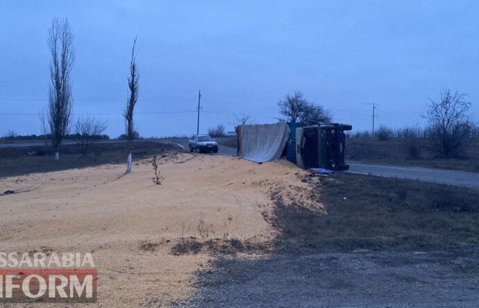 Что произошло в Одессе 22 января: перевернутый грузовик с зерном и горелые мусорные баки