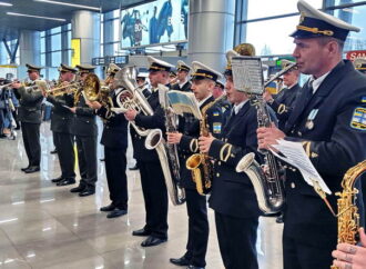Концерт за участі оркестрів: як в Одеському аеропорту вшановували пам’ять «кіборгів» (відео)
