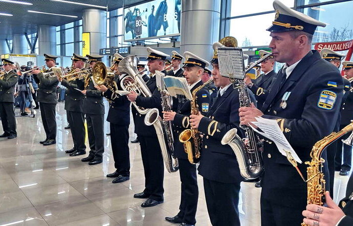 Концерт за участі оркестрів: як в Одеському аеропорту вшановували пам’ять «кіборгів» (відео)