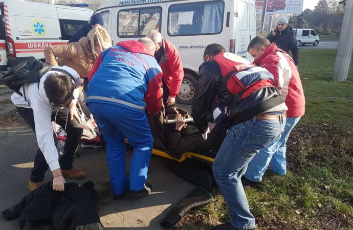 В Одессе волонтеры спасли от сердечного приступа пожилого мужчину