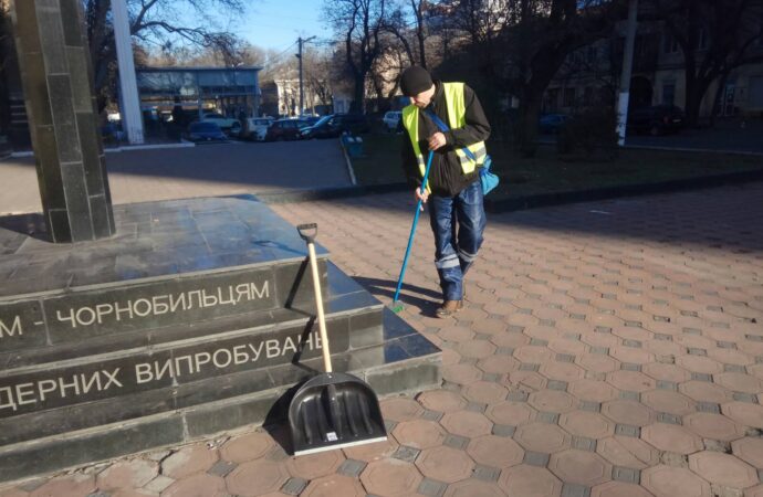 На праздники в Одессе вандалы “украсили” надписями семь городских памятников (фото)