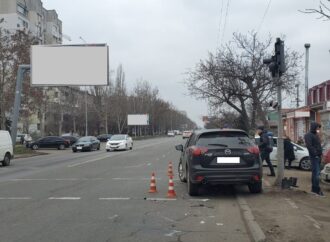На оживленном перекрестке в Одессе повредили светофор