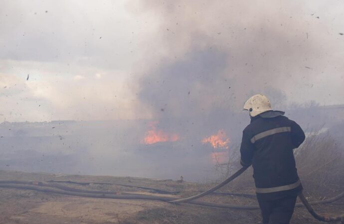 Пожежа на Більшовику: вогонь перекинувся на прибудову до будинку (відео)