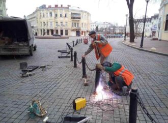 Кто сломал ограждение на Греческой площади в Одессе?