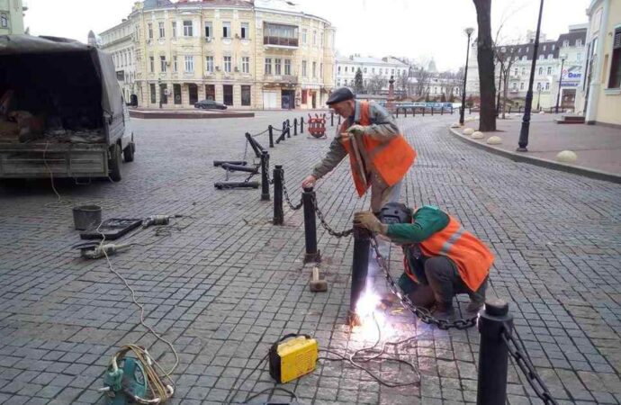 Кто сломал ограждение на Греческой площади в Одессе?