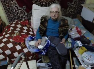 Пенсионерка из Одессы вяжет своими руками носки и дарит их бездомным