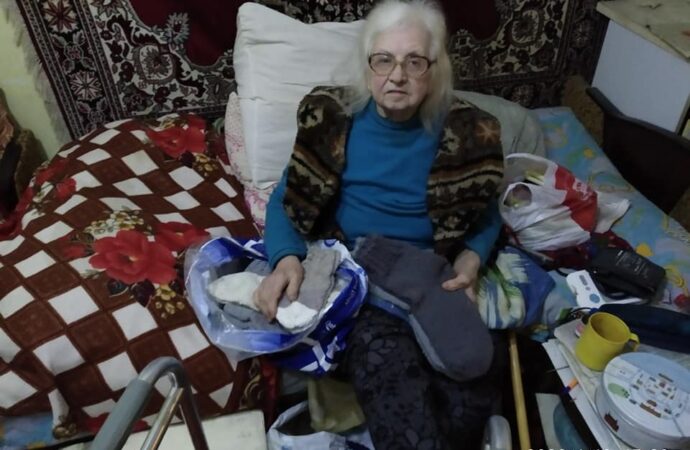 Пенсионерка из Одессы вяжет своими руками носки и дарит их бездомным
