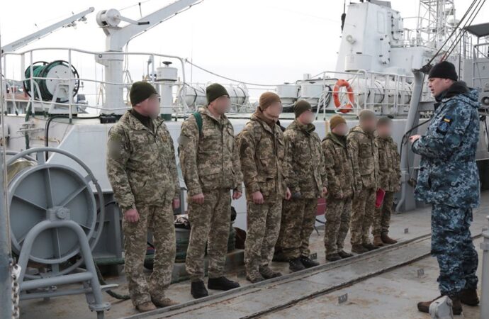 Як військовослужбовці ВМС в Одесі відпрацьовували спуск у барокамері (фото)