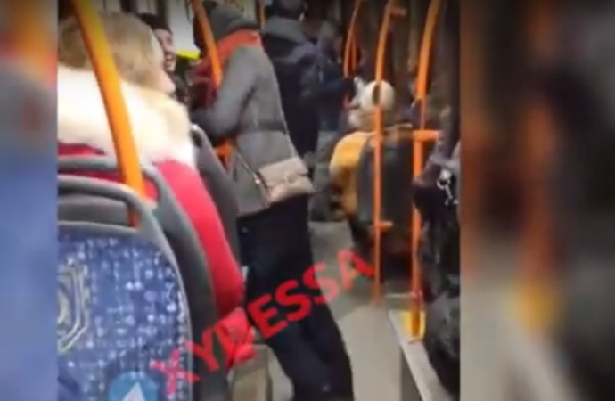 В Одессе женщины устроили показательный поединок в троллейбусе (видео)