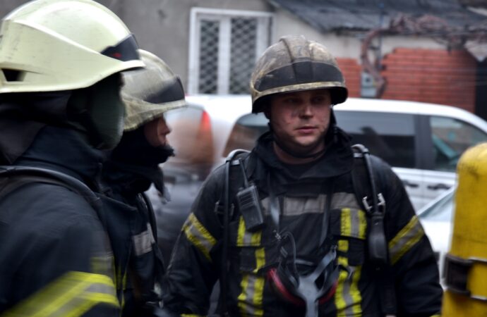 Через пожежу у підвалі в Одесі ледь не постраждав двоповерховий житловий будинок (фото)