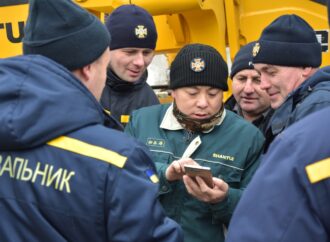 Одеські рятувальники показали, як навчаються користуватися протипожежною технікою з Китаю (фото)