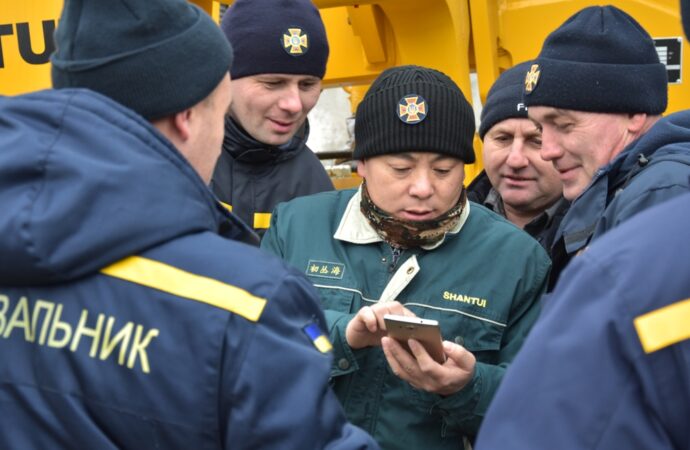 Одеські рятувальники показали, як навчаються користуватися протипожежною технікою з Китаю (фото)