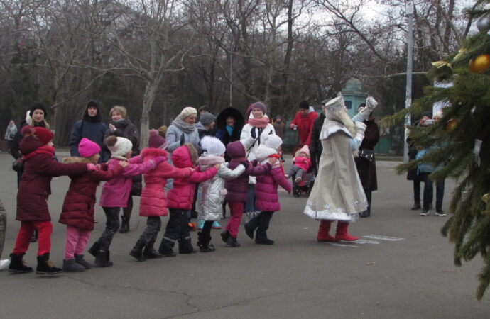 С Дедом Морозом, хороводом и угощениями: как в одесском парке гуляли на Рождество (фото)