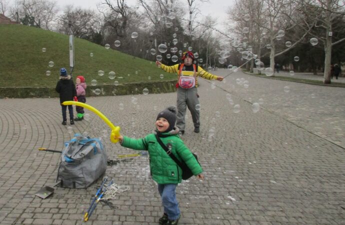 В одесском парке Шевченко творят чудеса и ловят мыльные пузыри