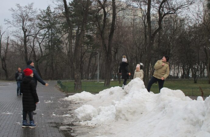 В одесском парке выросли горы снега (фото)